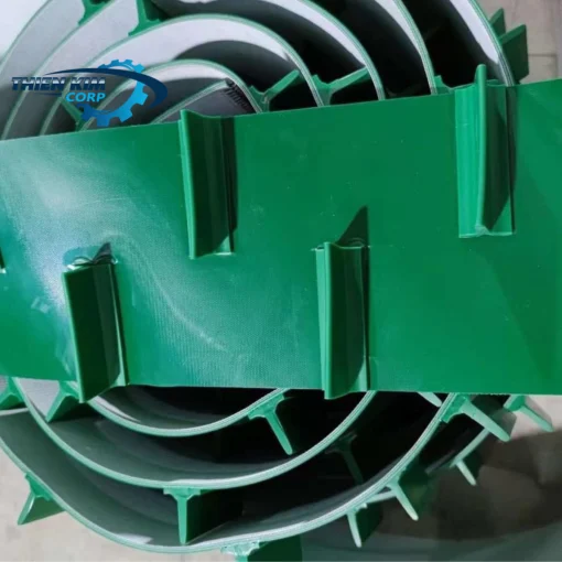 Băng tải PVC xanh dán gờ