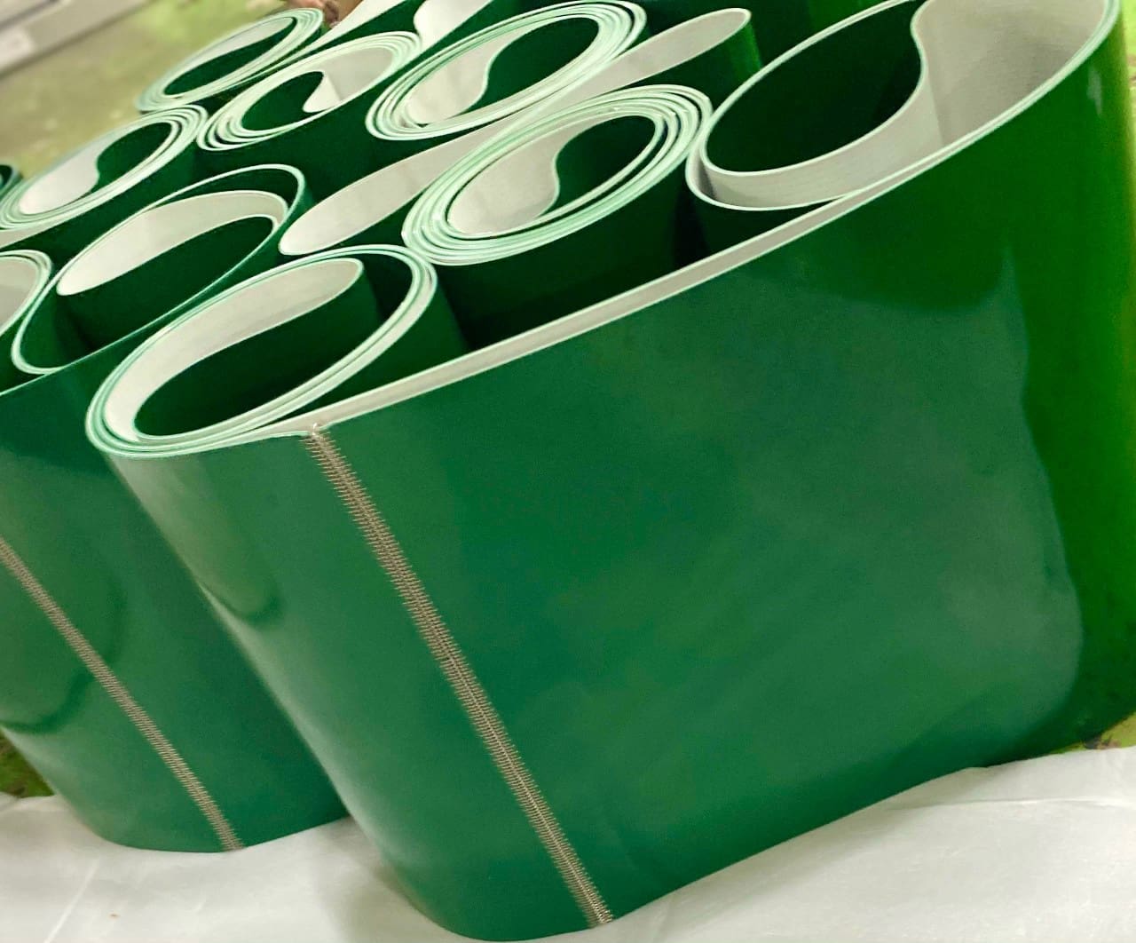 PVC-dong-dinh-xuong-ca-Inox-ngay-moi-noi….jpg Băng tải PVC xanh nối xương cá - Ảnh 1