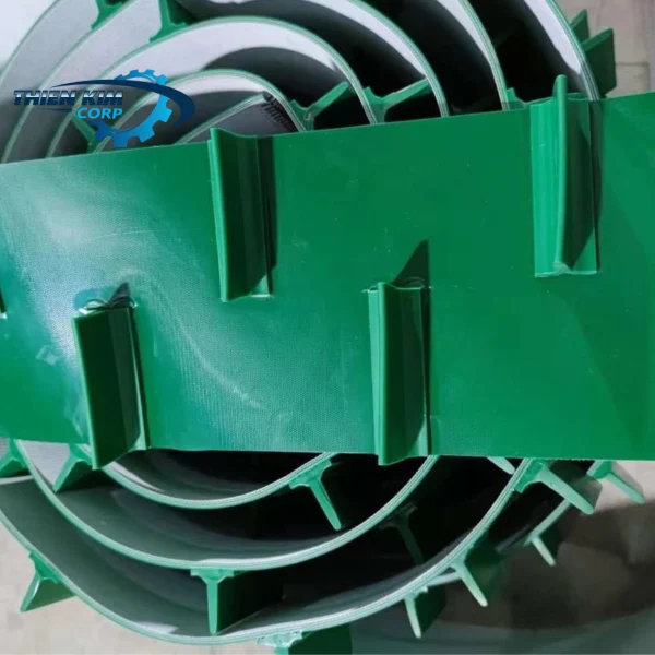 Băng tải PVC xanh dán gờ